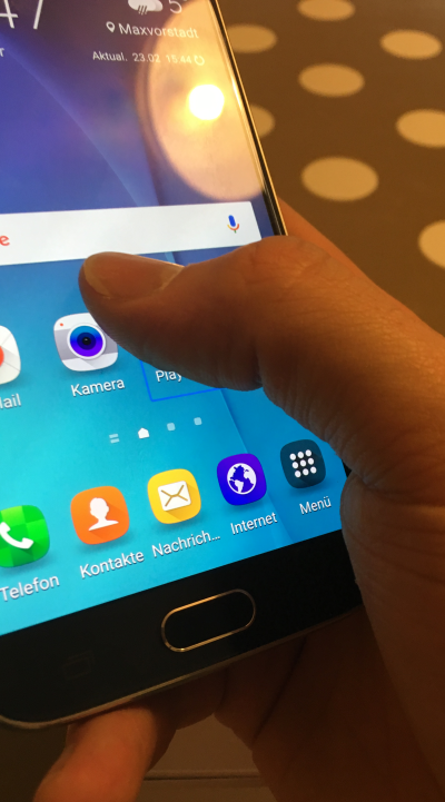 Ein Samsung Smartphone mit aktiviertem TalkBack. Auf dem Bild wird gerade eine App ausgewähltEin Samsung Smartphone mit aktiviertem TalkBack. Auf dem Bild wird gerade eine App ausgewählt