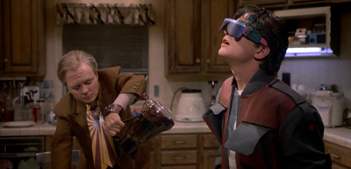 Marty McFly Senior und Marty McFly Junior, in der futuristischen Küche