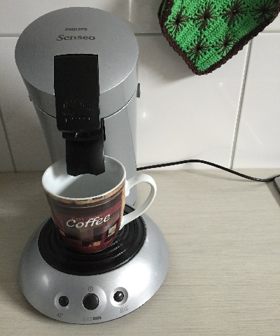 Die Senseo HD7812/50 mit Kaffeetasse und Kaffeepets in meiner Küche