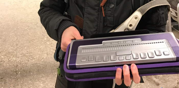 Die Braillezeile Alva BC640 im mobilen Einsatz