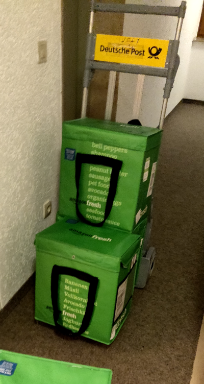 DIe Amazon Fresh Lieferung durch DHL erfolgt in Papiertüten, auf dem Bild sind de grünen Kisten in denen diese stecken zu sehen
