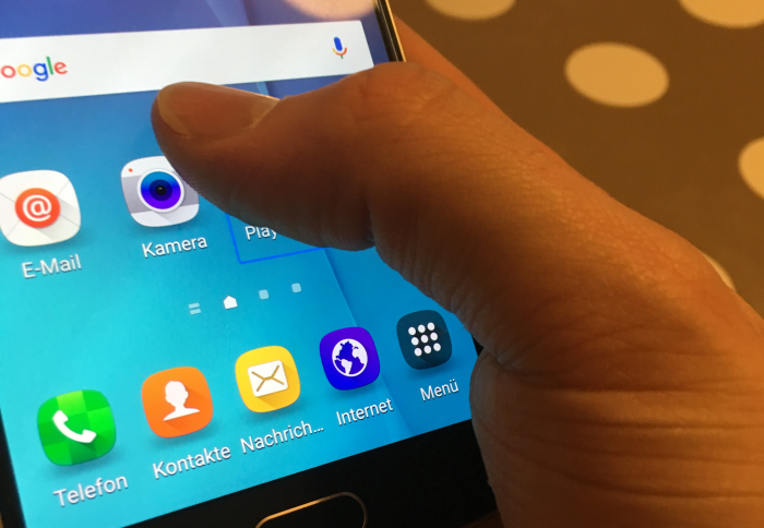 Ein Samsung Smartphone mit aktiviertem TalkBack. Auf dem Bild wird gerade eine App ausgewählt