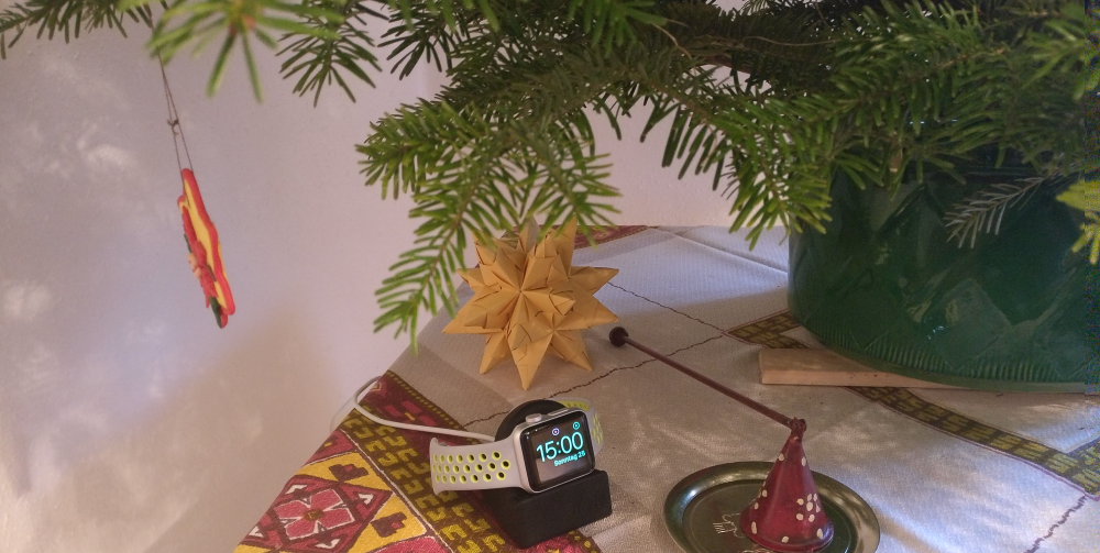 Meine Apple Watch in Ladestation unterm Weihnachtsbaum