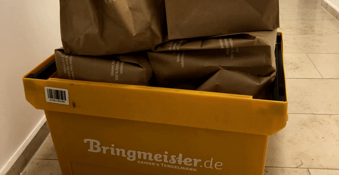 Die Lieferung von Bringmeister Edeka. Der Einkauf wird in einer Kiste geliefert und in Recycling-Papier-Taschen übergeben.