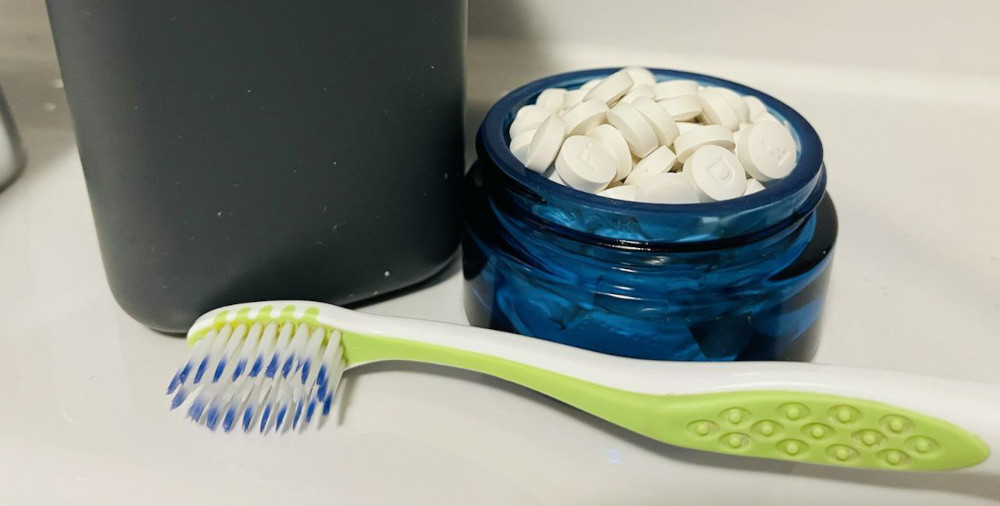 Denttabs und meine Zahnbürste bereit für Zähneputzen