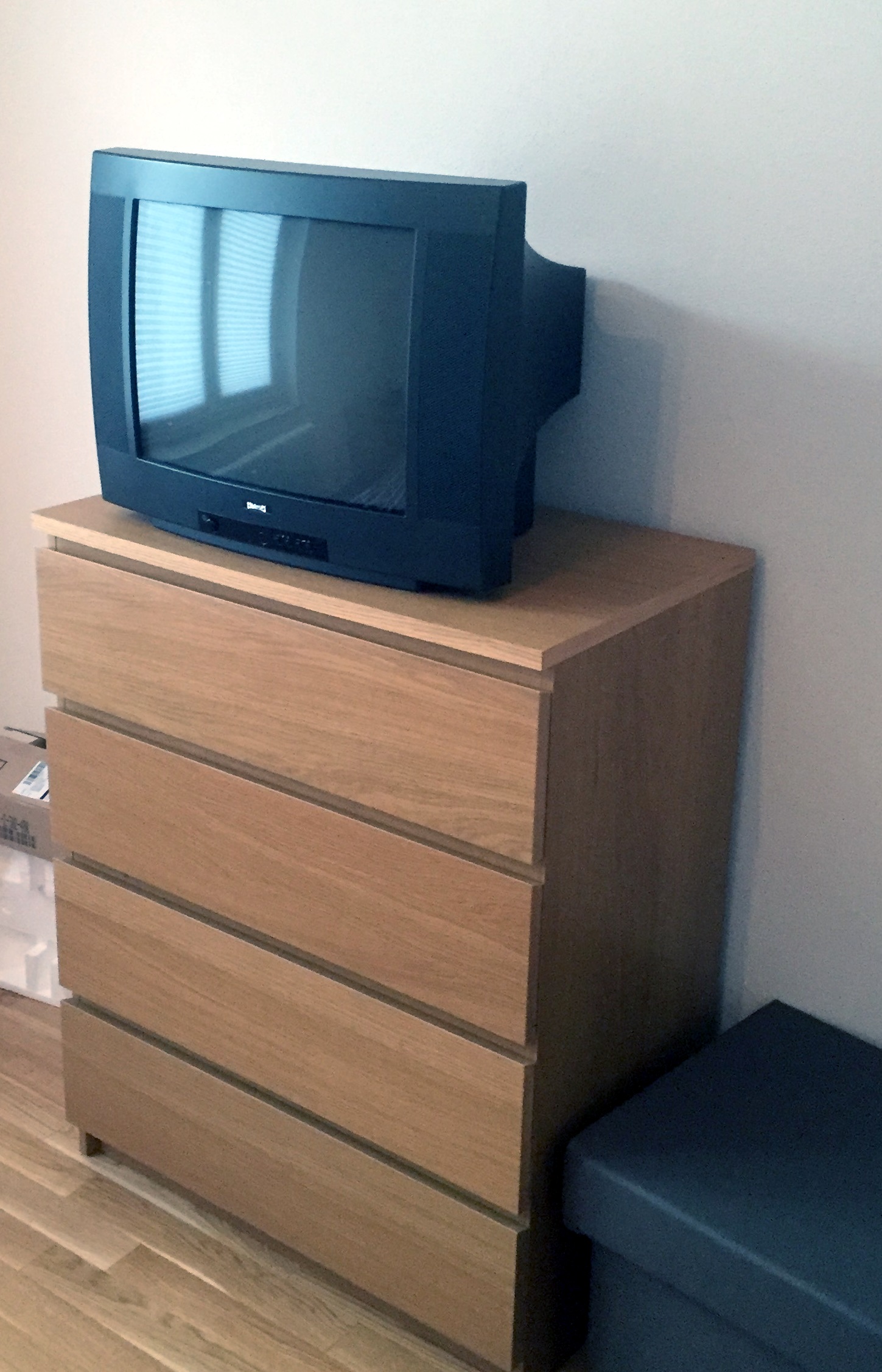Eine alte Röhre, welche längst einem moderneren Smart TV weichen musste.