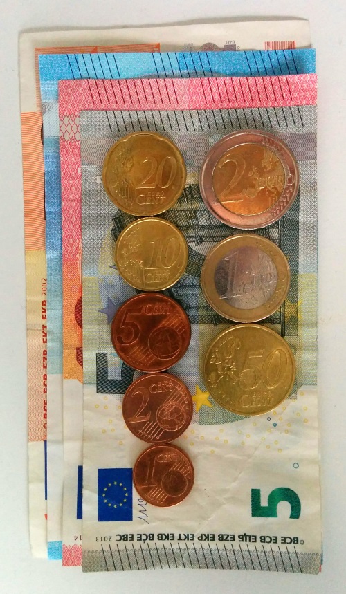 Alle Euro Münzen und Scheine übereinander - wenn man die Unterschiede kennt kann man Geld auch blind erkennen