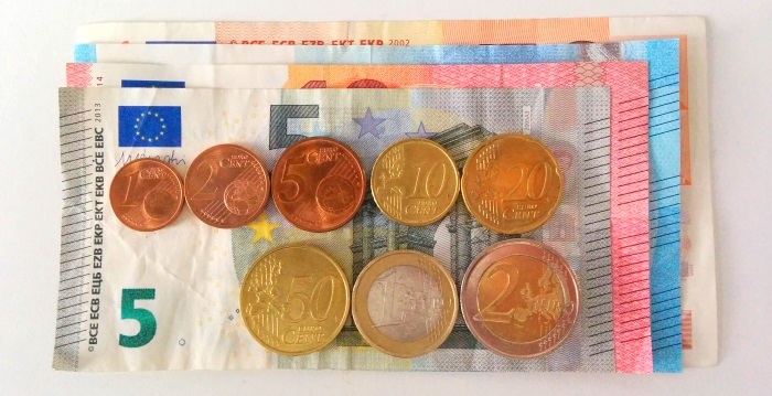 Alle Euro Münzen und Scheine übereinander - wenn man die Unterschiede kennt kann man Geld auch blind erkennen