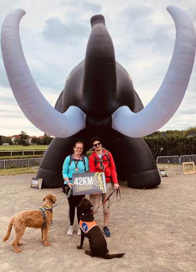 Meine Freundin, die Hunde und ich vor dem Mammutmarsch-Mammut, mit Medaillen und 42km Tafel