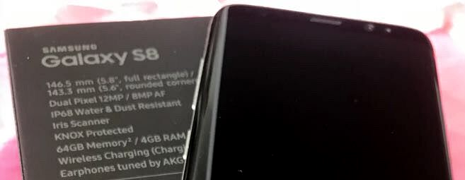 Das Samsung Galaxy S8 frisch nach dem Auspacken neben der Verpackung mit den technischen Daten