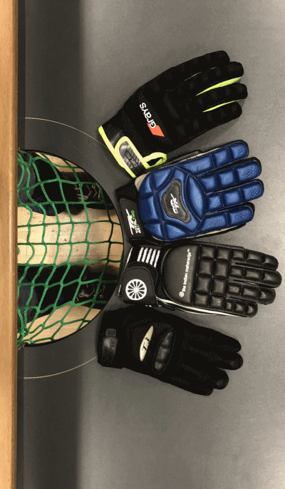 Die vier Feldhockey Showdown Handschuhe nebeneinander
