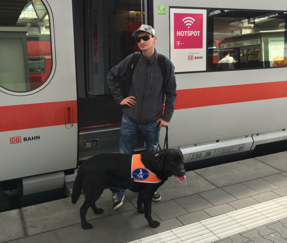 Ich mit meinem Blindenführhund Denny vor dem ICE Zug "Ilmenau"