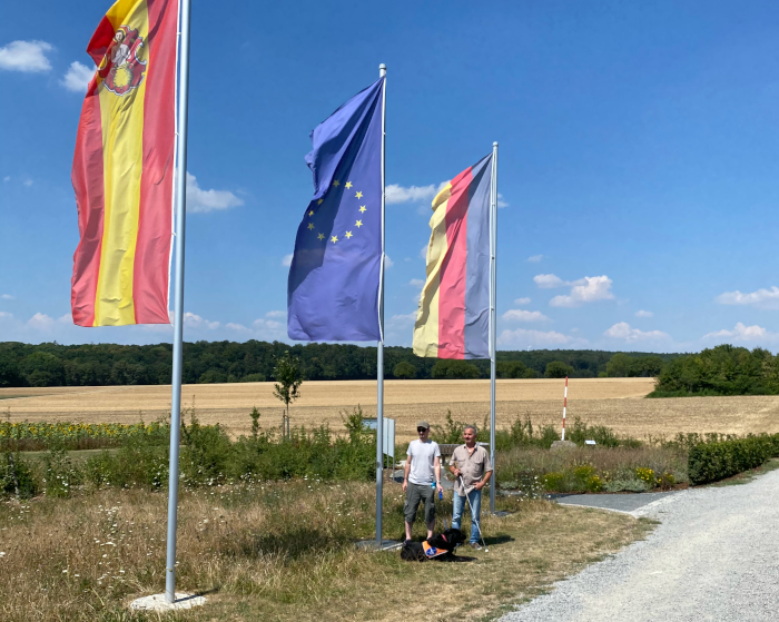 Ich neben den Flaggen am Mittelpunkt der EU