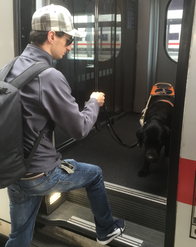 Ich und Denny beim Einstieg in den Zug nach Berlin
