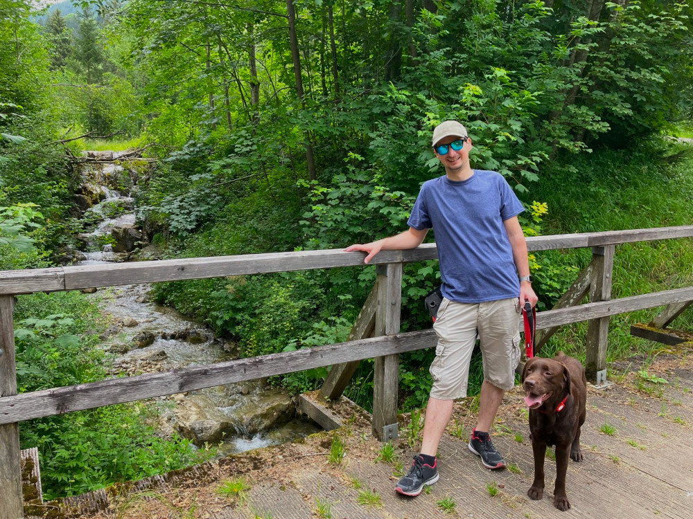 Alma und Ich auf einem Alpenwanderpfad