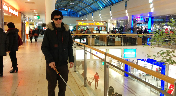 Ich mit Blindenstock im Einkaufszentrum