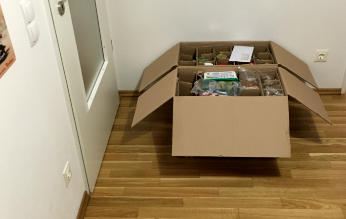 Die Lebensmittel kamen in zwei kompakt zusammen geräumten Kisten.