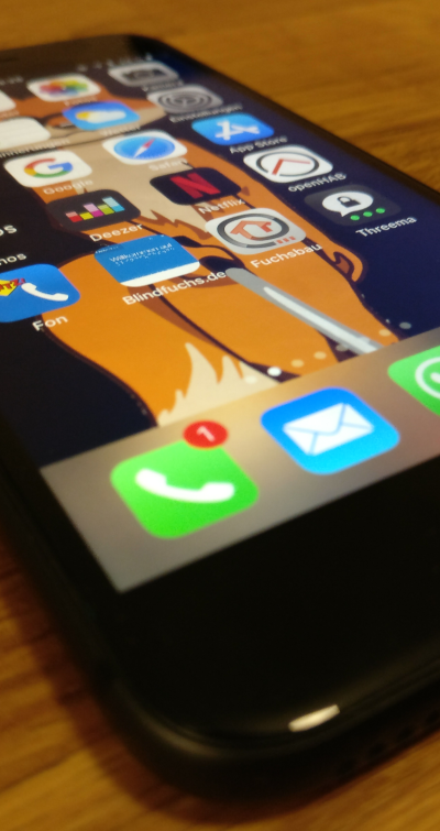 Das iPhone8 mit eingeschaltetem Display, die Blindfuchs Seite und der Fuchsbau Link im Fokus