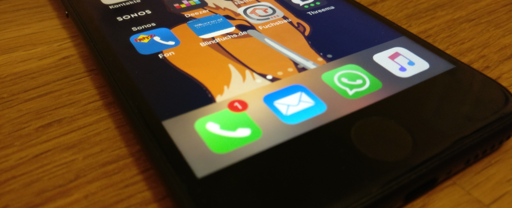Das iPhone8 mit eingeschaltetem Display, die Blindfuchs Seite und der Fuchsbau Link im Fokus