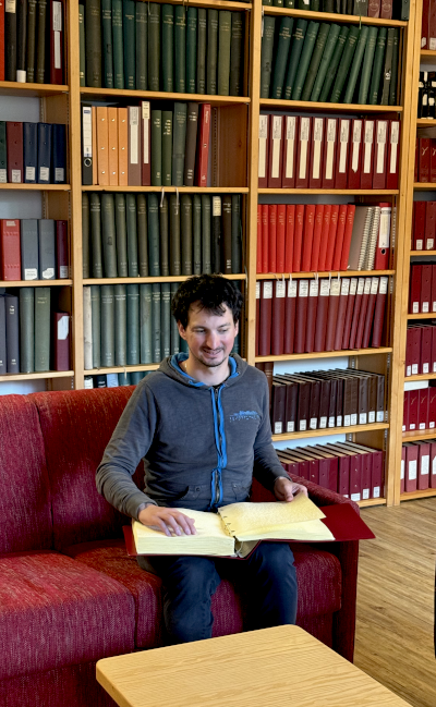 Ich in der Braillebücher-Bibliothek beim Lesen von Harry Potter Band 7